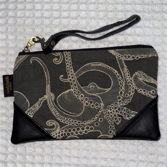 SANDY FEET HE’E (Octopus) Print Wristlet Clutch Leather Made in HAWAII EUC - Picture 1 of 8